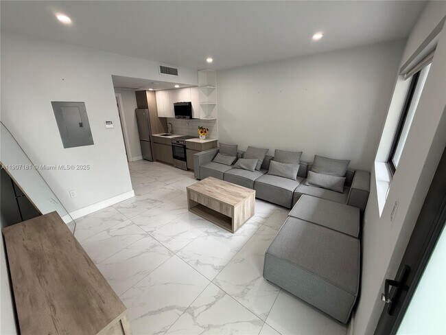 Building Photo - 944 Jefferson Ave Unit 11