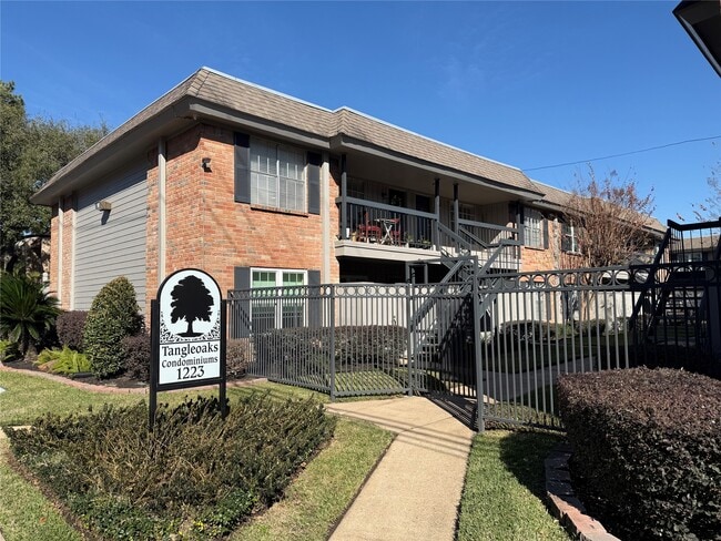 Building Photo - 1223 Augusta Dr Unit 12