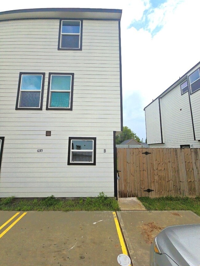 Building Photo - 6315 Sandra St