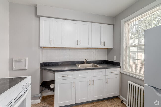 1BR, 1BA - 550SF - Kitchen - Edgecliff Apartments