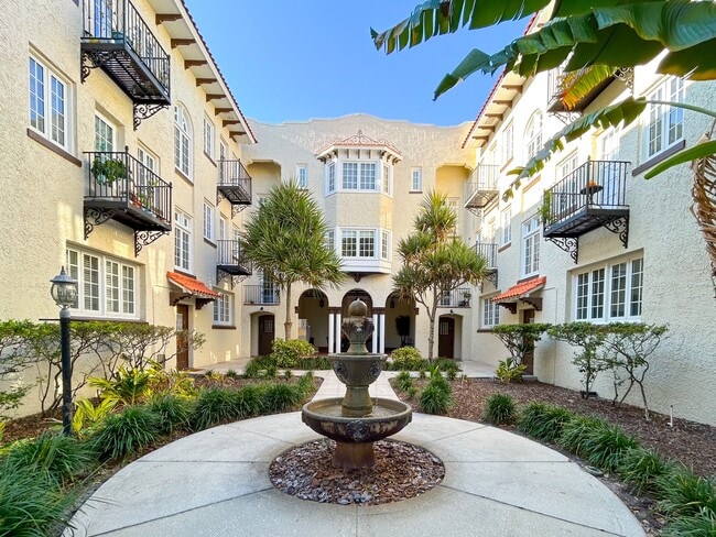 Edificio/Patio - 2117 W Dekle Ave Unidad C-1