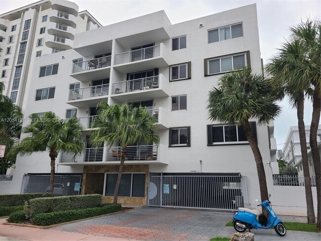 Building Photo - 1605 Bay Rd