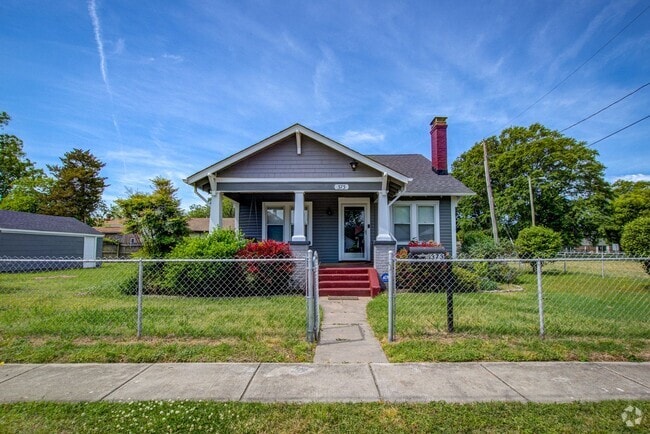 Building Photo - Charming, 3 Bed, 1 Bath Cape Cod in Granby... Rental