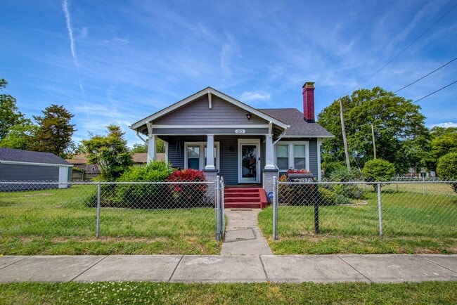 Building Photo - Charming, 3 Bed, 1 Bath Cape Cod in Granby... Rental