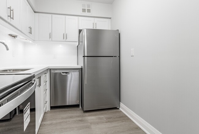 Photo - 45 Charlton Ave W