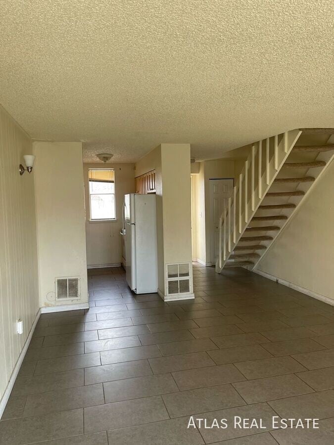 Photo - 975 Sir Galahad Dr Unit A