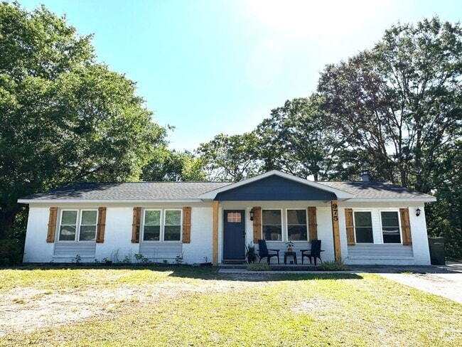 Building Photo - 3 Bedroom, 2 Bath off Cliffdale Rd! Rental