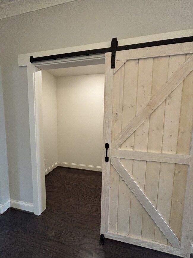 Photo - 995 Lennox Blvd