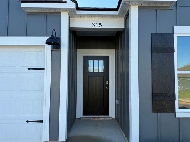 Photo - Springville Schools One Level 4 Bedroom / 3 Bathroom/ 3 Car Garage