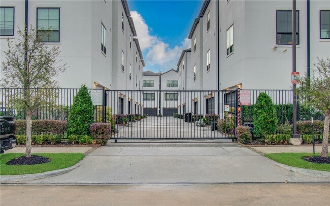 Building Photo - 2810 Grand Fountains Dr