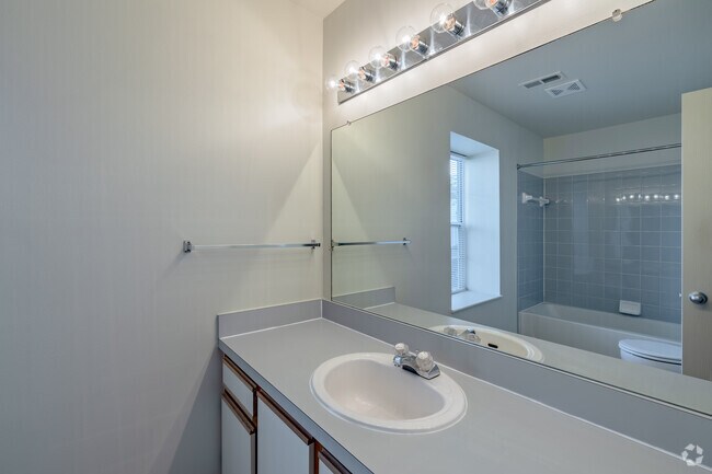1BR, 1BA - 900SF - Bathroom