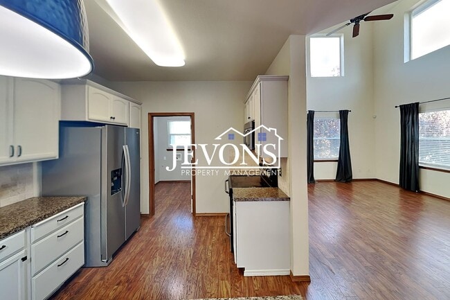 1406 S 79th Ave