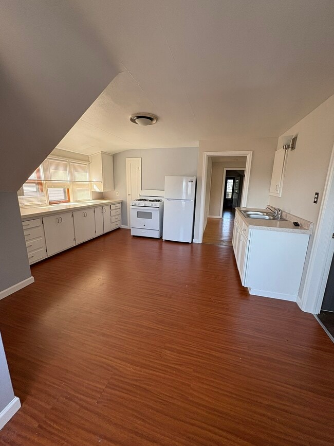 Building Photo - 2132 S 75th St Unit 2134