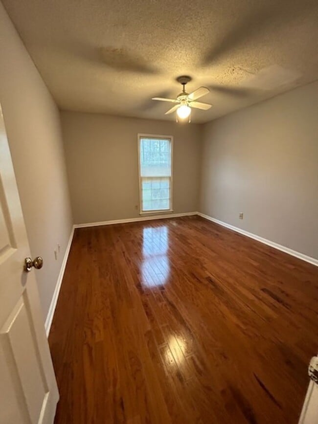 Photo - 1166 Booth Rd SW