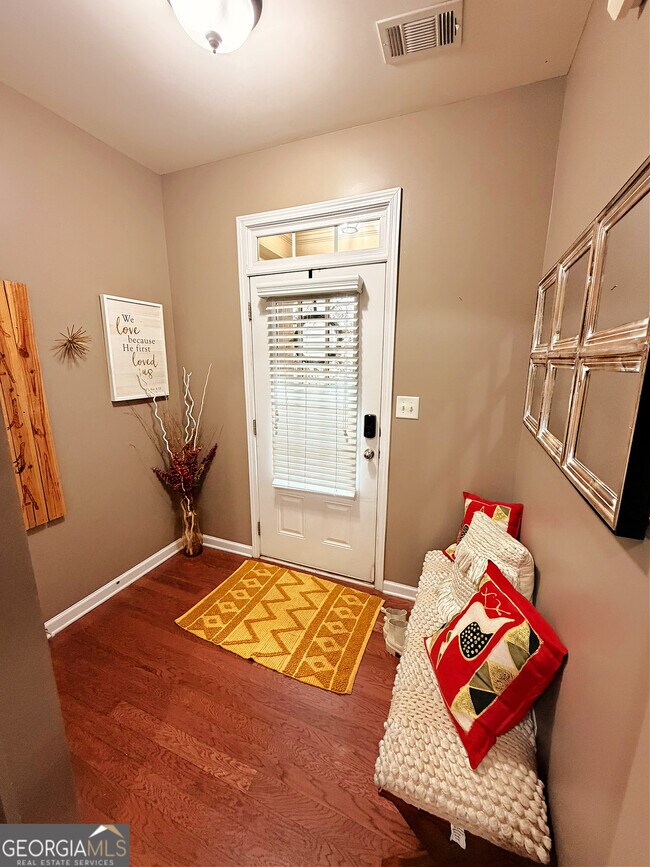 Photo - 2708 Beynon Ln NE