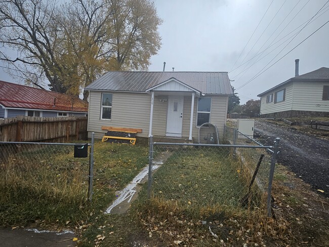 Building Photo - 310 Garnet St