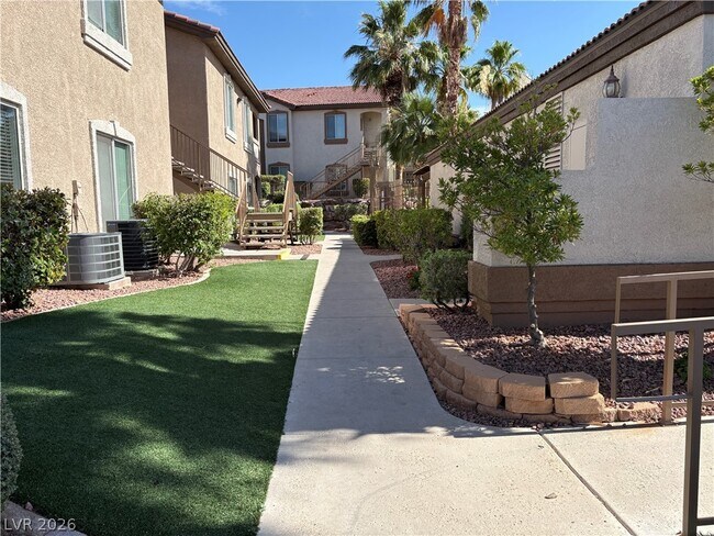 Building Photo - 2305 W Horizon Ridge Pkwy Unit 3923