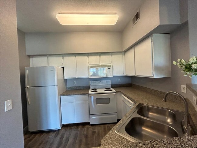 Building Photo - 2320 Gracy Farms Ln Unit 833