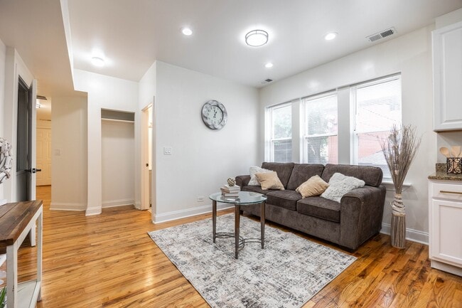 Photo - 3849 W Ainslie St Unit 1