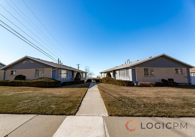 Building Photo - 2010 S 2600 E Unit 2010