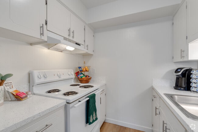 1BR, 1BA - 736SF - Kitchen - West Royal Apartments