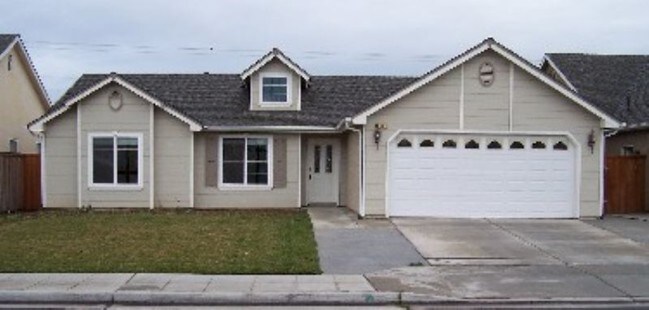 Hardwood laminate throughout open floor pl... - Hardwood laminate throughout open floor pl... House