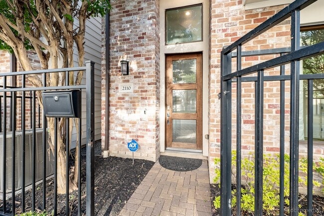 Photo - 2110 Crocker St