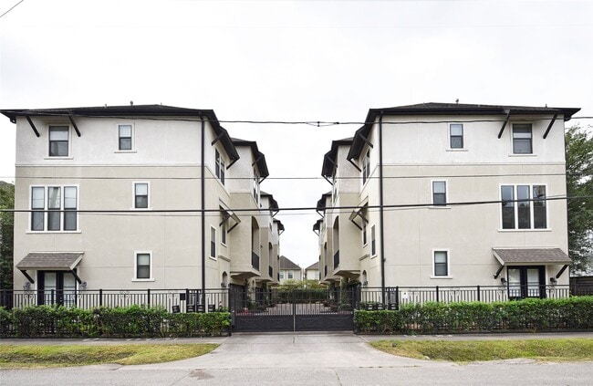 Photo - 5813a Kiam St