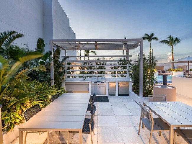 Encienda la parrilla junto a nuestra piscina estilo resort para disfrutar del mejor ambiente al aire libre. - Modera St. Petersburg