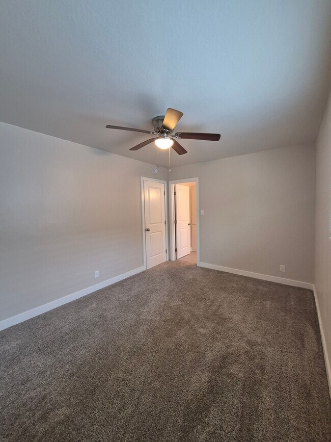 Photo - 1 Bed 1 Bath Upstairs, Excellent Midtown location!! Unidad 8