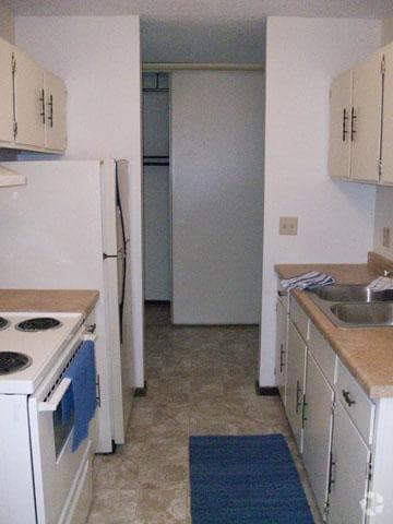 Kitchen - Montreal Courts