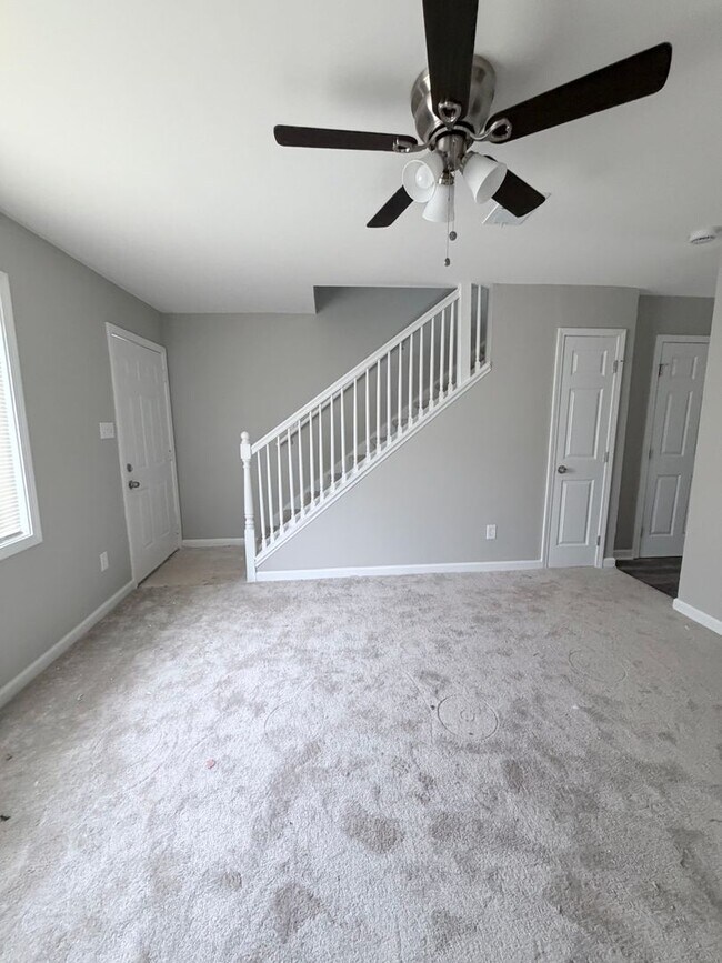 Building Photo - Newly Renovated 2-Bedroom Townhouse in a Prime Location! Unit B5