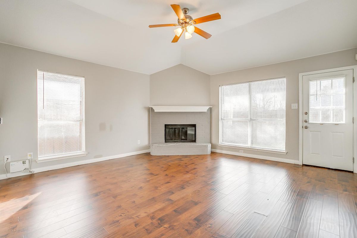 Photo - 927 Simon Dr