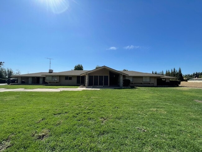 Building Photo - Custom home located next to Oakdale Country Club!