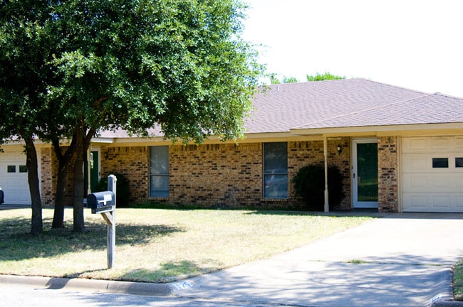 Building Photo - 125 Willow Ln Rental