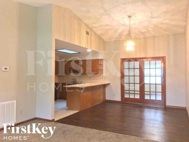 Photo - 742 Eunice St