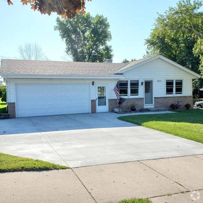 Building Photo - 1311 Green Tree Rd Rental
