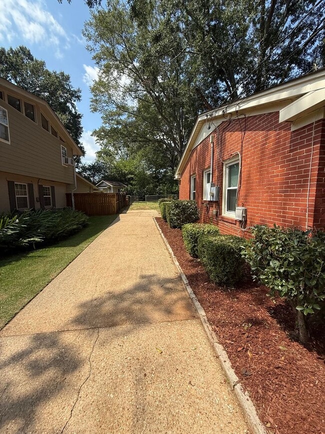 Photo - ** 4 Bed 2 Bath located in Dalraida ** Cal...
