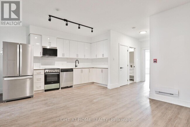 Photo - 548 College St
