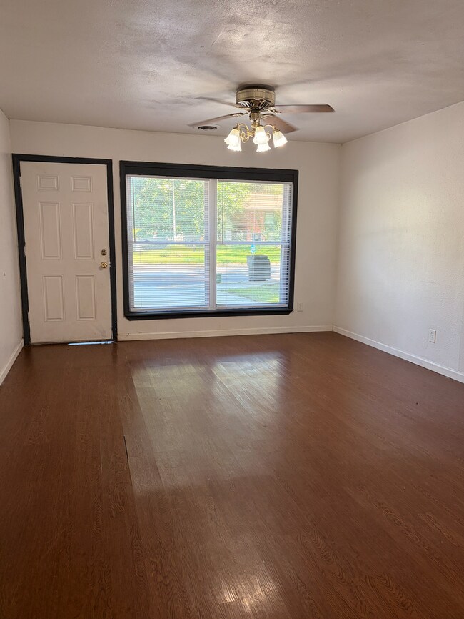 Photo - 215-217 E Adobe St