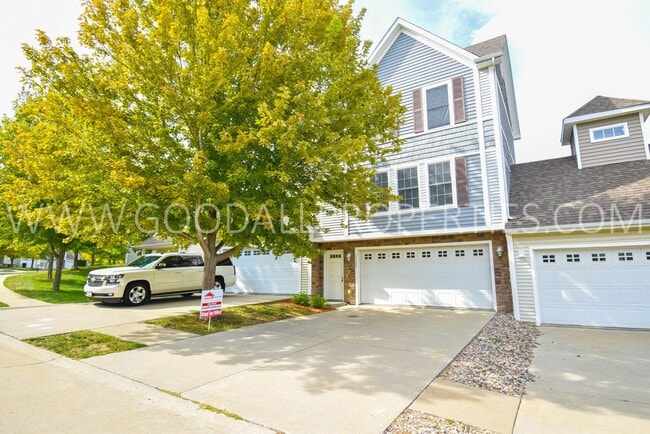 Building Photo - 2 Bedroom, 2.5 bath townhome in Urbandale ...