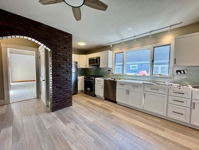 Building Photo - 70 Durso Ave Unit 2