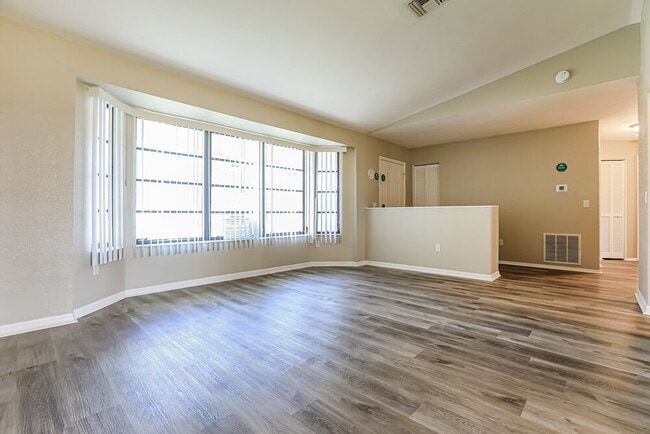 Photo - 1486 Song St