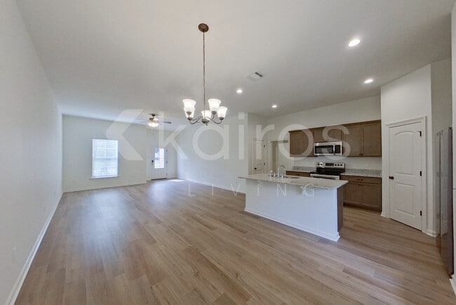 Photo - 105 Salvat Dr