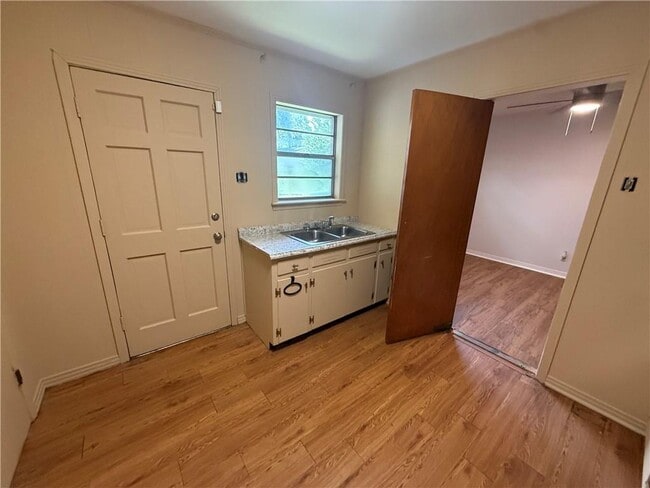 Photo - 2308 Crestwood Cir
