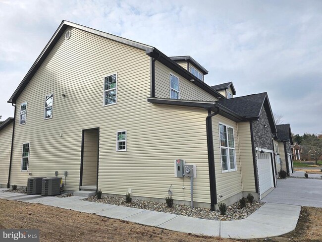 Building Photo - 6 Valhalla Ct