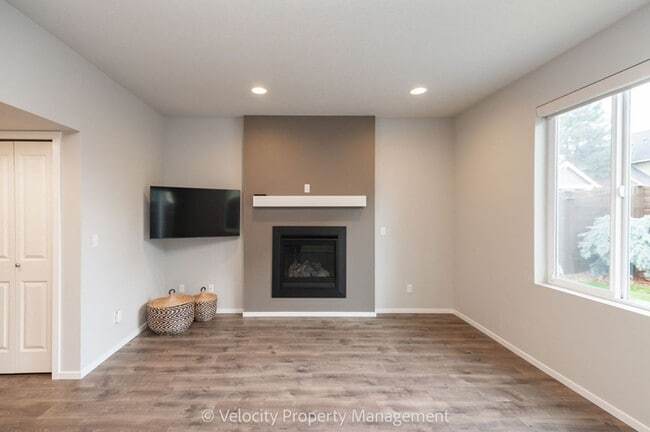 Photo - Beautiful 4 Bedroom Home in SE Bend with putting green!