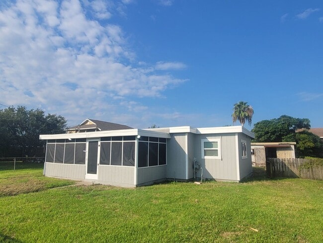 2 Bedroom / 1 Bath / Bonus Room / 67th street - 2 Bedroom / 1 Bath / Bonus Room / 67th street House
