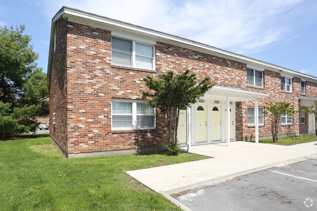 Colonial Manor Apartments - Colonial Manor Apartments