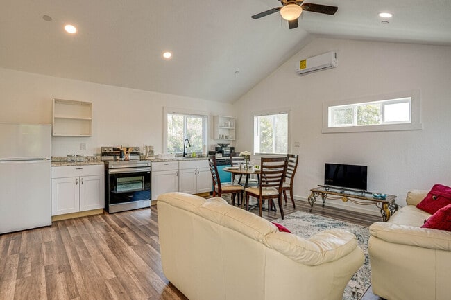 Building Photo - 1120 Sunrise Hill Unit ID1305282P